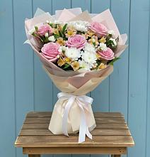 Букет цветов из:  Гвоздики, Орхидеи и Розы в Заокском