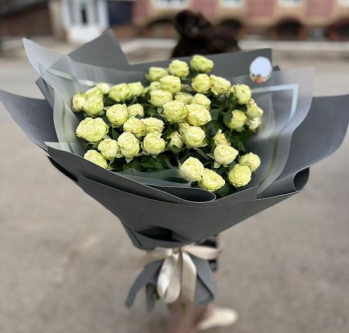 Букет Белые кустовые розы Солинеро в Заокском