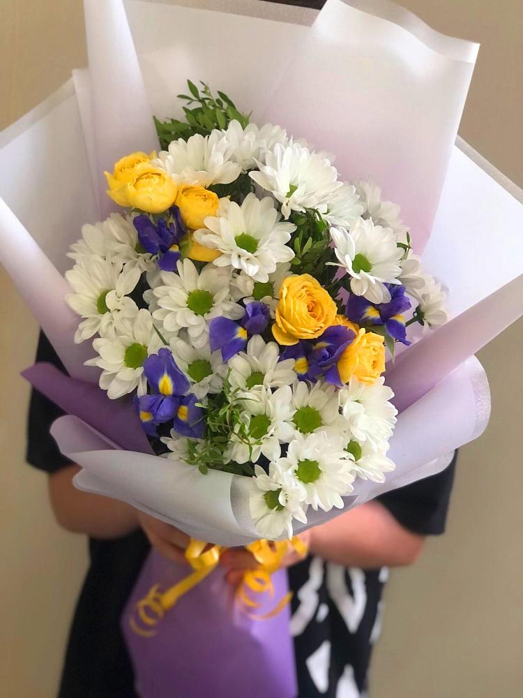 Букет цветов из: Ирисы, Хризантемы и Розы в Заокском