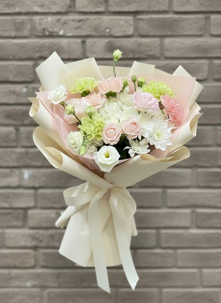 Букет цветов из: Гвоздики, Розы, Лизиантусы и Хризантемы в Заокском