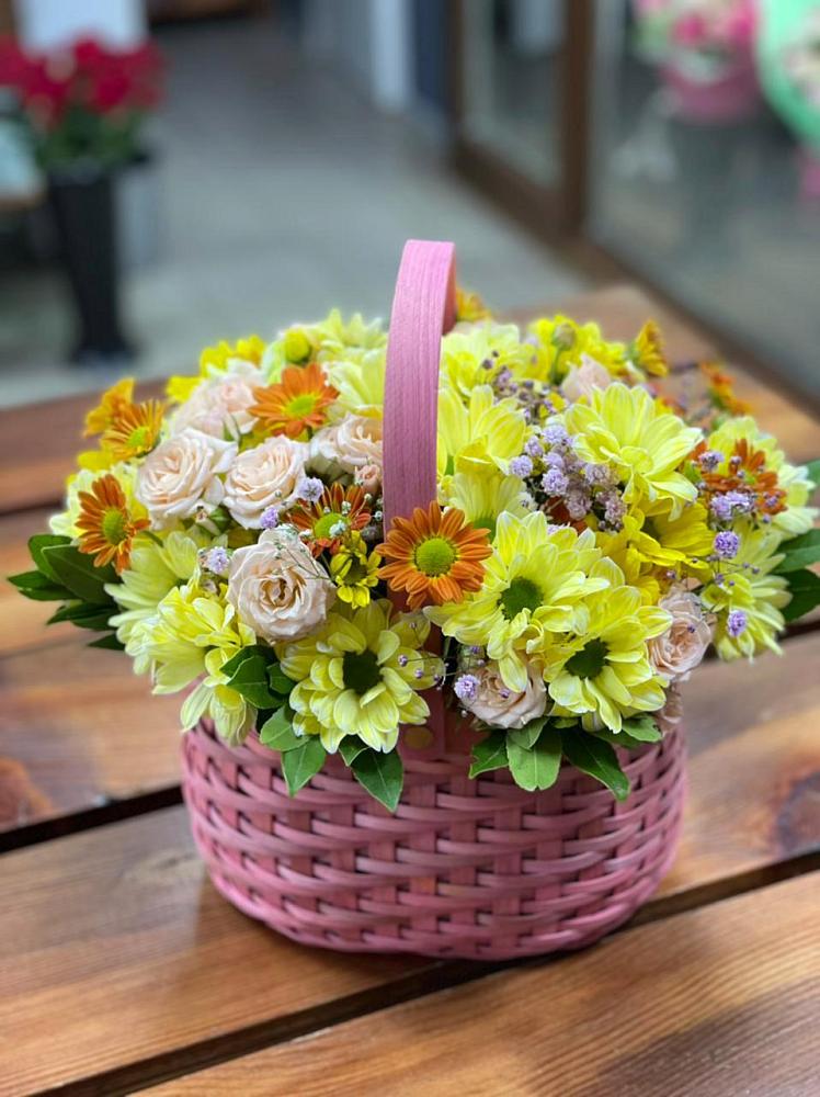 Цветочная композиция из Хризантемы и Розы в корзине в Заокском