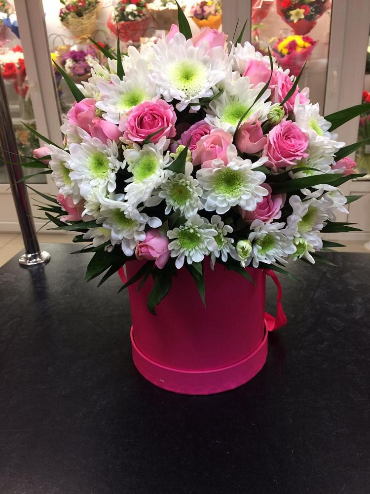 Цветочная композиция из Розы и Хризантемы в шляпной коробке в Заокском