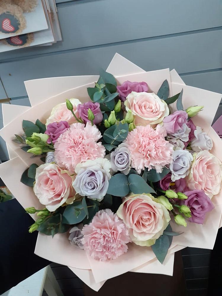 Букет цветов из: Розы, Гвоздики и Лизиантусы в Заокском